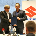 Podpisanie umowy pomiędzy Korona S.A. i Suzuki Motor Poland sp. z o.o. Krzysztof Zając - prezes zarządu Korona S.A., Piotr Dulnik - prezes zarządu Suzuki Motor Poland sp. z o.o. / Marzena Mąkosa / Radio Kielce