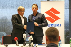 Podpisanie umowy pomiędzy Korona S.A. i Suzuki Motor Poland sp. z o.o. Krzysztof Zając - prezes zarządu Korona S.A., Piotr Dulnik - prezes zarządu Suzuki Motor Poland sp. z o.o. / Marzena Mąkosa / Radio Kielce