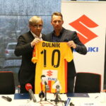 Podpisanie umowy pomiędzy Korona S.A. i Suzuki Motor Poland sp. z o.o. Krzysztof Zając - prezes zarządu Korona S.A., Piotr Dulnik - prezes zarządu Suzuki Motor Poland sp. z o.o. / Marzena Mąkosa / Radio Kielce