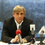 Podpisanie umowy pomiędzy Korona S.A. i Suzuki Motor Poland sp. z o.o. Krzysztof Zając - prezes zarządu Korona S.A. / Marzena Mąkosa / Radio Kielce