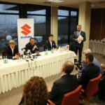 Podpisanie umowy pomiędzy Korona S.A. i Suzuki Motor Poland sp. z o.o. Dominic Niehoff - dyrektor operacyjny marketingu Korona S.A., Krzysztof Zając - prezes zarządu Korona S.A., Piotr Dulnik - prezes zarządu Suzuki Motor Poland sp. z o.o., Mikołaj Matsumoto - dyrektor marketingu Suzuki Motor Poland sp. z o.o. / Marzena Mąkosa / Radio Kielce