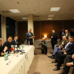 Podpisanie umowy pomiędzy Korona S.A. i Suzuki Motor Poland sp. z o.o. Krzysztof Zając - prezes zarządu Korona S.A., Piotr Dulnik - prezes zarządu Suzuki Motor Poland sp. z o.o., Mikołaj Matsumoto - dyrektor marketingu Suzuki Motor Poland sp. z o.o. / Marzena Mąkosa / Radio Kielce