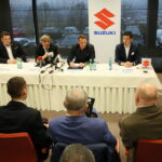 Podpisanie umowy pomiędzy Korona S.A. i Suzuki Motor Poland sp. z o.o. Dominic Niehoff - dyrektor operacyjny marketingu Korona S.A., Krzysztof Zając - prezes zarządu Korona S.A., Piotr Dulnik - prezes zarządu Suzuki Motor Poland sp. z o.o., Mikołaj Matsumoto - dyrektor marketingu Suzuki Motor Poland sp. z o.o.  / Marzena Mąkosa / Radio Kielce