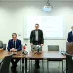 Konferencja na temat planów inwestycyjnych UJK na Wydziale Lekarskim. prof. zw. dr hab. n. med. Marianna Janion, Adam Jarubas – Marszałek województwa świętokrzyskiego, prof. zw. dr hab. Jacek Semaniak i Prof. dr hab. n. med. Stanisław Głuszek / Marzena Mąkosa / Radio Kielce