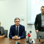 Konferencja na temat planów inwestycyjnych UJK na Wydziale Lekarskim. prof. zw. dr hab. n. med. Marianna Janion, Adam Jarubas – Marszałek województwa świętokrzyskiego, prof. zw. dr hab. Jacek Semaniak / Marzena Mąkosa / Radio Kielce