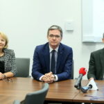 Konferencja na temat planów inwestycyjnych UJK na Wydziale Lekarskim. prof. zw. dr hab. n. med. Marianna Janion, Adam Jarubas – Marszałek województwa świętokrzyskiego, prof. zw. dr hab. Jacek Semaniak / Marzena Mąkosa / Radio Kielce