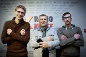 Pokolenie M. Na zdjęciu: Mateusz Kaczmarczyk, Tomasz Irski i Michał Kita. Symbol przedstawiający "miłość" / Marzena Mąkosa / Radio Kielce