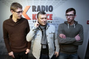 Pokolenie M. Na zdjęciu: Mateusz Kaczmarczyk, Tomasz Irski i Michał Kita. Symbol przedstawiający "radio" / Marzena Mąkosa / Radio Kielce