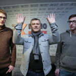 Pokolenie M. Na zdjęciu: Mateusz Kaczmarczyk, Tomasz Irski i Michał Kita. Symbol przedstawiający "brawo" / Marzena Mąkosa / Radio Kielce