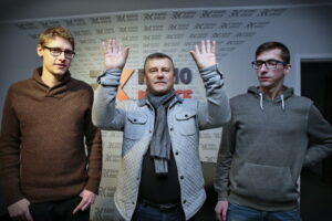 Pokolenie M. Na zdjęciu: Mateusz Kaczmarczyk, Tomasz Irski i Michał Kita. Symbol przedstawiający "brawo" / Marzena Mąkosa / Radio Kielce