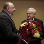 Prof. Jerzy Jaskiernia został nowym dziekanem Uniwersytetu Jana Kochanowskiego w Kielcach. Na zdjęciu prof. Jerzy Jaskiernia i prof. Wojciech Saletra / Marzena Mąkosa / Radio Kielce