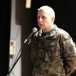 "Krwawy rok 1863 nad Kamienną" wykład profesora Adama Massalskiego w suchedniowskiej Kuźnicy. Na zdjęciu przedstawiciel związku strzeleckiego "Strzelec" - st.insp. ZS Daniel Woś. / Marzena Mąkosa / Radio Kielce