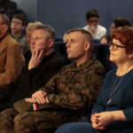 "Krwawy rok 1863 nad Kamienną" wykład profesora Adama Massalskiego w suchedniowskiej Kuźnicy. Na zdjęciu pierwsza po prawej Maria Zuba - poseł na sejm RP / Marzena Mąkosa / Radio Kielce