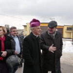 Odbiór i poświęcenie 25 autobusów hybrydowych. Na zdjęciu: Anna Krupka - poseł PiS, biskup Marian Florczyk i Wojciech Lubawski - prezydent Miasta Kielce.  / Marzena Mąkosa / Radio Kielce