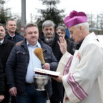 Odbiór i poświęcenie 25 autobusów hybrydowych. Na zdjęciu biskup Marian Florczyk / Marzena Mąkosa / Radio Kielce