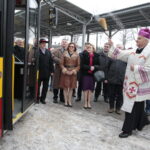 Odbiór i poświęcenie 25 autobusów hybrydowych. Na zdjęciu biskup Marian Florczyk. / Marzena Mąkosa / Radio Kielce