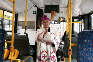 Odbiór i poświęcenie 25 autobusów hybrydowych. Na zdjęciu biskup Marian Florczyk. / Marzena Mąkosa / Radio Kielce