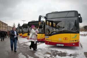 Odbiór i poświęcenie 25 autobusów hybrydowych. Na zdjęciu biskup Marian Florczyk. / Marzena Mąkosa / Radio Kielce