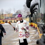 Odbiór i poświęcenie 25 autobusów hybrydowych. Na zdjęciu biskup Marian Florczyk / Marzena Mąkosa / Radio Kielce