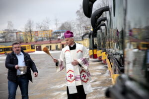 Odbiór i poświęcenie 25 autobusów hybrydowych. Na zdjęciu biskup Marian Florczyk / Marzena Mąkosa / Radio Kielce