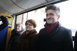 Odbiór i poświęcenie 25 autobusów hybrydowych. Na zdjęciu: Elżbieta Śreniawska - prezes MPK Kielce, Maria Zuba - poseł na sejm RP oraz Krzysztof Słoń - senator RP / Marzena Mąkosa / Radio Kielce