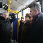 Odbiór i poświęcenie 25 autobusów hybrydowych. Na zdjęciu: Krzysztof Lipiec - poseł PiS, Elżbieta Śreniawska - prezes MPK Kielce, Maria Zuba - poseł na sejm RP i Krzysztof Słoń - senator RP  / Marzena Mąkosa / Radio Kielce