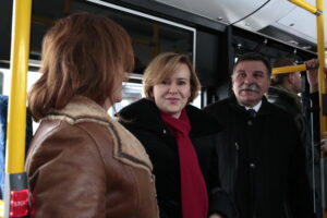 Odbiór i poświęcenie 25 autobusów hybrydowych.. Na zdjęciu: Anna Krupka - poseł PiS / Marzena Mąkosa / Radio Kielce