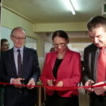 Otwarcie mieszkań chronionych dla osób starszych i niepełnosprawnych. Przecięcie wstęgi przez Marka Scelinę, Mariannę Noworycką-Gniatkowską oraz Wojciecha Lubawskiego. / Marzena Mąkosa / Radio Kielce