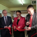 Otwarcie mieszkań chronionych dla osób starszych i niepełnosprawnych. Przecięcie wstęgi przez Marka Scelinę, Mariannę Noworycką-Gniatkowską oraz Wojciecha Lubawskiego. / Marzena Mąkosa / Radio Kielce
