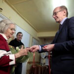 Otwarcie mieszkań chronionych dla osób starszych i niepełnosprawnych. Marek Scelina wręcza klucze do jednego z mieszkań. / Marzena Mąkosa / Radio Kielce