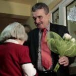 Otwarcie mieszkań chronionych dla osób starszych i niepełnosprawnych. Wręczenie kwiatów prezydentowi Miasta Kielce, Wojciechowi Lubawskiemu  / Marzena Mąkosa / Radio Kielce