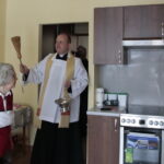 Otwarcie mieszkań chronionych dla osób starszych i niepełnosprawnych. Poświęcenie mieszkania chronionego. / Marzena Mąkosa / Radio Kielce