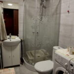 Otwarcie mieszkań chronionych dla osób starszych i niepełnosprawnych. Łazienka w mieszkaniu chronionym. / Marzena Mąkosa / Radio Kielce