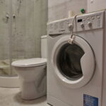 Otwarcie mieszkań chronionych dla osób starszych i niepełnosprawnych. Łazienka w mieszkaniu chronionym. / Marzena Mąkosa / Radio Kielce