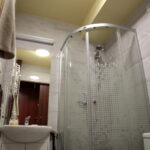 Otwarcie mieszkań chronionych dla osób starszych i niepełnosprawnych. Łazienka w mieszkaniu chronionym. / Marzena Mąkosa / Radio Kielce