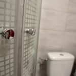 Otwarcie mieszkań chronionych dla osób starszych i niepełnosprawnych. Łazienka w mieszkaniu chronionym. / Marzena Mąkosa / Radio Kielce