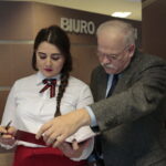 Otwarcie wystawy "100 lat niepodległej - Wincenty Witos, trzykrotny premier Rządu II RP". Na zdjęciu: Paulina Pisarczyk i Józef Szczepańczyk. / Marzena Mąkosa / Radio Kielce