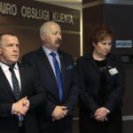 Otwarcie wystawy "100 lat niepodległej - Wincenty Witos, trzykrotny premier Rządu II RP". Po lewej Jan Cedro - przewodniczący rady powiatu. / Marzena Mąkosa / Radio Kielce