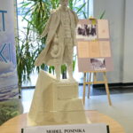 Otwarcie wystawy "100 lat niepodległej - Wincenty Witos, trzykrotny premier Rządu II RP". Model pomnika Wincentego Witosa, który będzie wybudowany w Kielcach. / Marzena Mąkosa / Radio Kielce