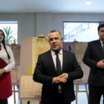 Otwarcie wystawy "100 lat niepodległej - Wincenty Witos, trzykrotny premier Rządu II RP". Na zdjęciu: Paulina Pisarczyk, Jan Cedro i Michał Godowski. / Marzena Mąkosa / Radio Kielce