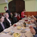 Rocznica powstania zgromadzenia Misjonarzy Oblatów Maryi Niepokalanej. Wspólny posiłek z opuszczonymi i potrzebującymi w klasztornym refektarzu. / Marzena Mąkosa / Radio Kielce