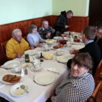 Rocznica powstania zgromadzenia Misjonarzy Oblatów Maryi Niepokalanej. Wspólny posiłek z opuszczonymi i potrzebującymi w klasztornym refektarzu. / Marzena Mąkosa / Radio Kielce