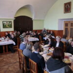 Rocznica powstania zgromadzenia Misjonarzy Oblatów Maryi Niepokalanej. Wspólny posiłek z opuszczonymi i potrzebującymi w klasztornym refektarzu. / Marzena Mąkosa / Radio Kielce