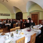 Rocznica powstania zgromadzenia Misjonarzy Oblatów Maryi Niepokalanej. Wspólny posiłek z opuszczonymi i potrzebującymi w klasztornym refektarzu. / Marzena Mąkosa / Radio Kielce