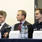 Uroczyste powitanie Macieja Giemzy w Piekoszowie. Na zdjęciu: Krzysztof Słoń - senator RP, Zbigniew Piątek - wójt gminy Piekoszów i Maciej Giemza - motocyklista, uczestnik rajdu Paryż Dakar / Marzena Mąkosa / Radio Kielce