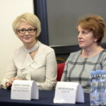 Uroczyste powitanie Macieja Giemzy w Piekoszowie. Na zdjęciu: Grażyna Tatar - sekretarz gminy Piekoszów i Barbara Drogosz - wiceprzewodnicząca rady gminy Piekoszów / Marzena Mąkosa / Radio Kielce