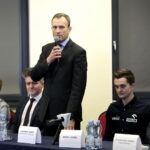 Uroczyste powitanie Macieja Giemzy w Piekoszowie. Na zdjęciu: Grażyna Tatar - sekretarz gminy Piekoszów, Krzysztof Słoń - senator RP, Zbigniew Piątek - wójt gminy Piekoszów, Maciej Giemza - motocyklista, uczestnik rajdu Paryż Dakar, Sylwester Giemza - ojciec Macieja / Marzena Mąkosa / Radio Kielce