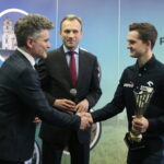 Uroczyste powitanie Macieja Giemzy w Piekoszowie. Krzysztof Słoń - senator RP, Zbigniew Piątek - wójt gminy Piekoszów, Maciej Giemza - motocyklista, uczestnik rajdu Paryż Dakar. / Marzena Mąkosa / Radio Kielce