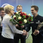 Uroczyste powitanie Macieja Giemzy w Piekoszowie. Grażyna Tatar składa gratulacje Maciejowi Giemzie / Marzena Mąkosa / Radio Kielce