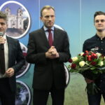 Uroczyste powitanie Macieja Giemzy w Piekoszowie. Na zdjęciu: Krzysztof Słoń - senator RP, Zbigniew Piątek - wójt gminy Piekoszów, Maciej Giemza - motocyklista, uczestnik rajdu Paryż Dakar / Marzena Mąkosa / Radio Kielce